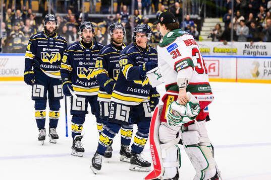 HV71s Andre Petersson och Modos målvakt Olle Eriksson Ek