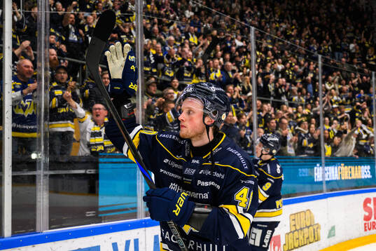 HV71s Oskar Stål-Lyrenäs jublar