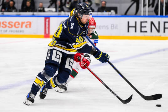 HV71s Oskar Stål-Lyrenäs och Modos Alexander True