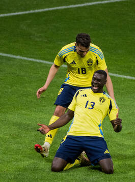 Ken Sema celebrate with Yasin Ayari of Sweden
