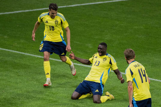 Ken Sema celebrate the 3-0 goal with Yasin Ayari, and Anton