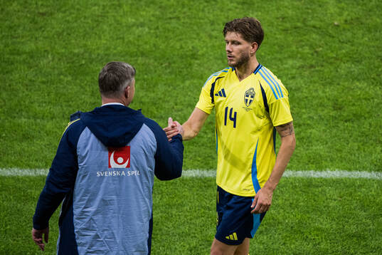 Anton Salétros and head coach Jon Dahl Tomasson of Sweden