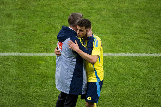Yasin Ayari and head coach Jon Dahl Tomasson of Sweden
