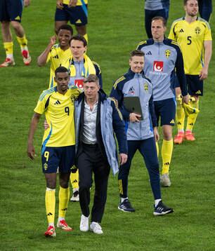 Alexander Isak and head coach Jon Dahl Tomasson of Sweden
