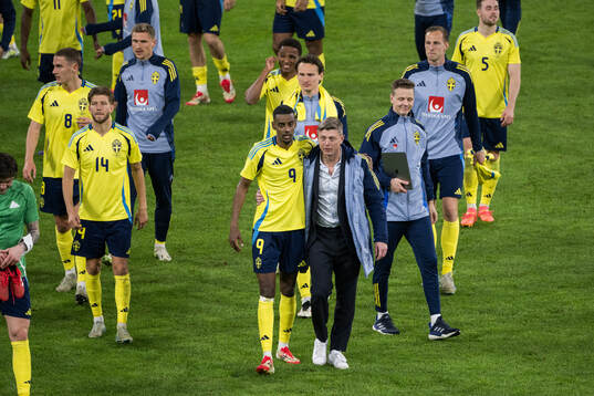 Alexander Isak and head coach Jon Dahl Tomasson of Sweden