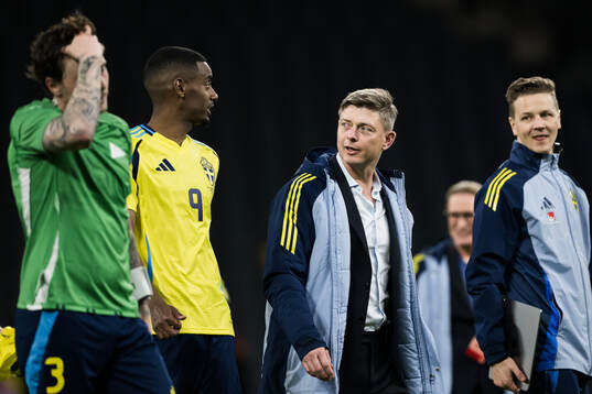 Alexander Isak and head coach Jon Dahl Tomasson of Sweden