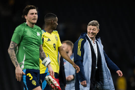 Alexander Isak and head coach Jon Dahl Tomasson of Sweden