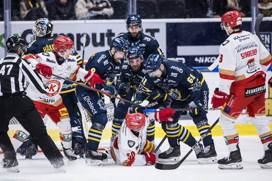 Södertäljes Miikka Pitkänen och Kalmars Veikko Loimaranta