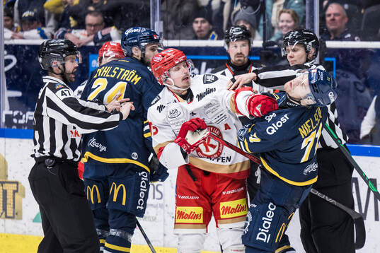 Kalmars Teemu Väyrynen och Södertäljes Andrew Nielsen