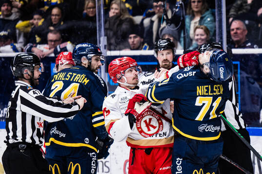 Kalmars Teemu Väyrynen  och Södertäljes Andrew Nielsen