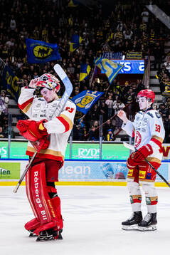 Kalmars målvakt Jacob Crespin och Arvid Hurtig deppar