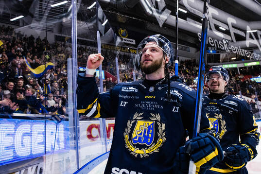 Södertäljes Daniel Norbe och Miikka Pitkänen jublar