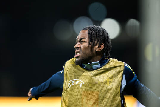 Anthony Elanga of Sweden warms up