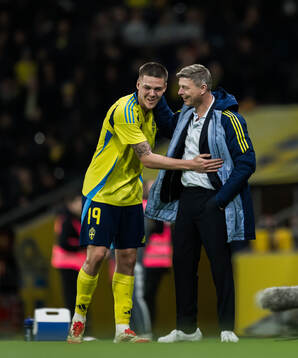 Emil Holm and head coach Jon Dahl Tomasson of Sweden