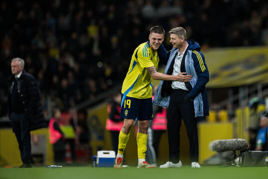 Emil Holm and head coach Jon Dahl Tomasson of Sweden