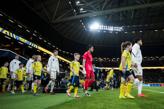 The players enters the pitch