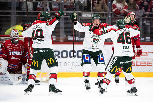 Frölundas Max Friberg och Jacob Peterson jublar