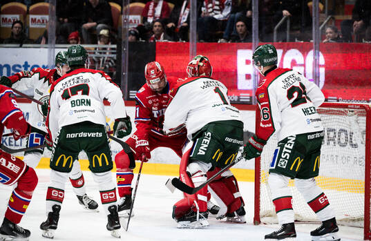 Timrås Anton Lander och Frölundas målvakt Lars Johansson