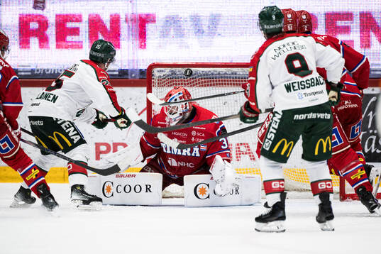Frölundas Arttu Ruotsalainen gör 3-3 bakom Timrås