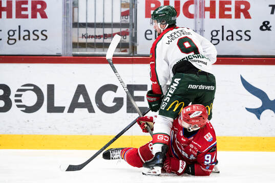 Frölundas Linus Weissbach och Timrås Sebastian Hartmann