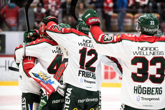 Frölundas spelare jublar med målvakt Lars Johansson