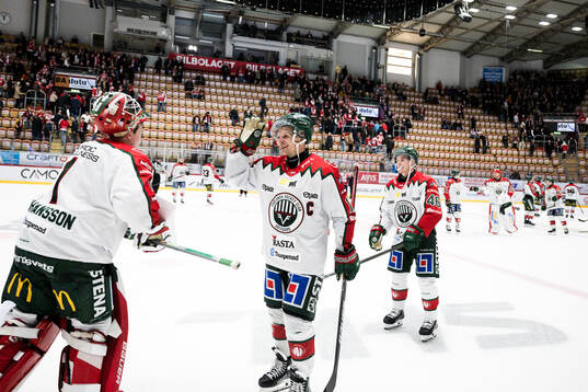 Frölundas målvakt Lars Johansson och Max Friberg jublar