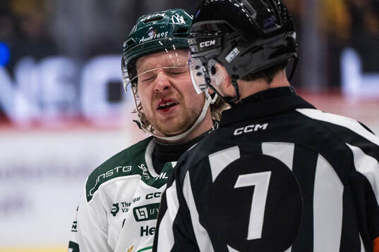 Färjestads Oskar Steen har ont