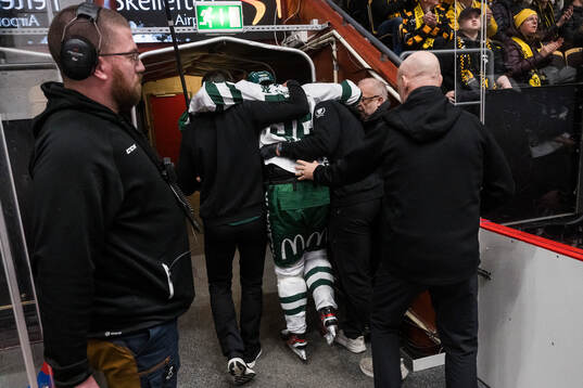 Färjestads Magnus Nygren lämnar planen skadad