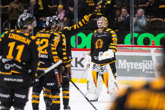 Skellefteås målvakt Linus Söderström jublar med