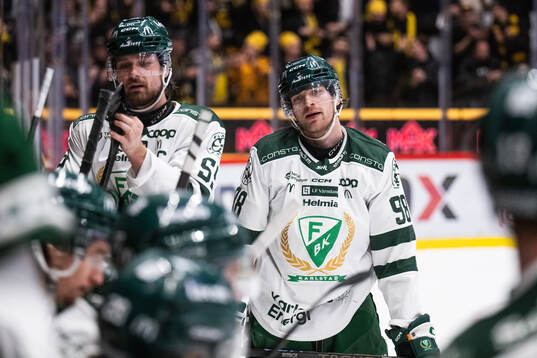 Färjestads Linus Johansson och Marian Studenic deppar