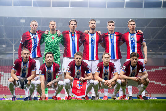 The starting eleven of Norway pose for a team photo