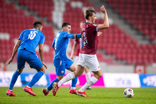 Oscar Gloukh of Israel and Sander Berge of Norway