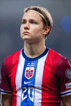 Andreas Schjelderup of Norway line up