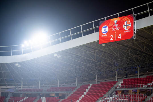The scoreboard shows the final result
