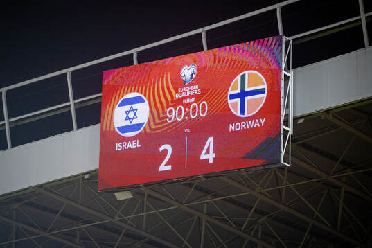 The scoreboard shows the final result