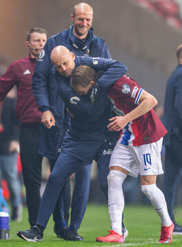 Head coach Ståle Solbakken and Martin Ødegaard of Norway