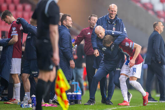 Head coach Ståle Solbakken and Martin Ødegaard of Norway
