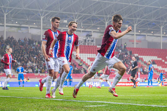 David Møller Wolfe of Norway celebrates with teammates