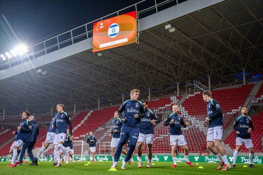 Jens Petter Hauge and players of Norway warm up