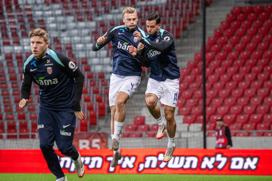 Sondre Langås and Aron Dønnum of Norway warm up