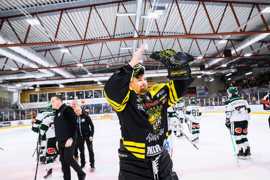 Vimmerbys målvakt Robin Christoffersson jublar