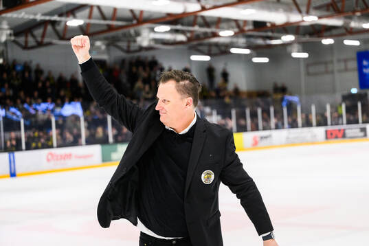 Vimmerbys tränare Björn Tholander Olssonjublar