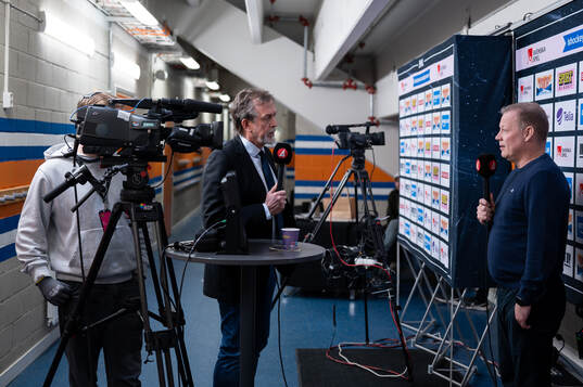 TV4s Åke Unger intervjuar Luleås assisterande tränare