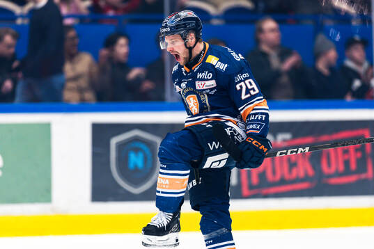 Växjös Sebastian Strandberg jublar