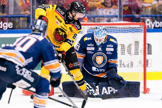 Luleås Mathias Bromé framför Växjös målvakt Emil Larmi