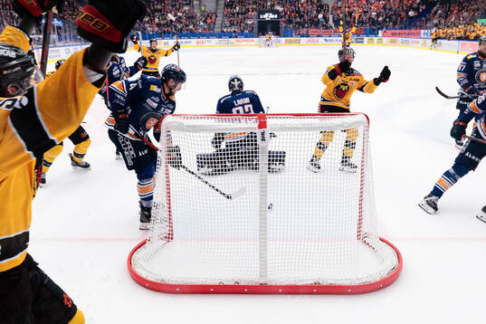 Luleås Pontus Andreasson jublar, Växjös Keegan Lowe och