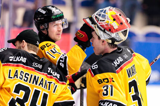 Luleås Jonas Berglund och målvakt Matteus Ward jublar