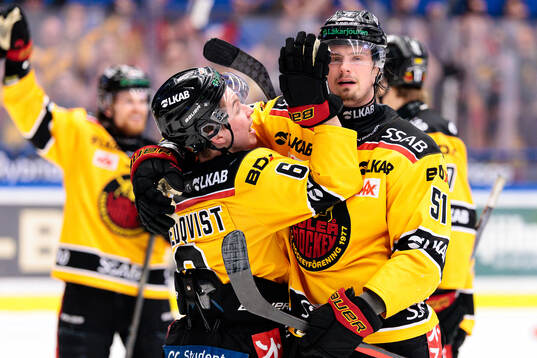 Luleås Isac Hedqvist och Markus Nurmi jublar
