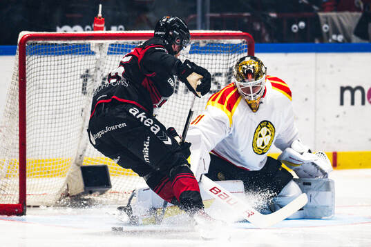 Malmö Redhawks Carl Persson och Brynäs målvakt Erik