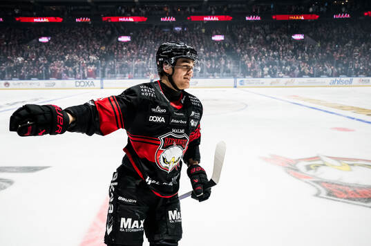 Malmö Redhawks Axel Sundberg jublar